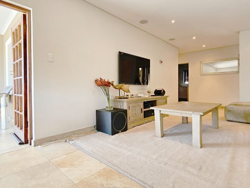 Executive living on the banks of the Vaal River. - Photo 7