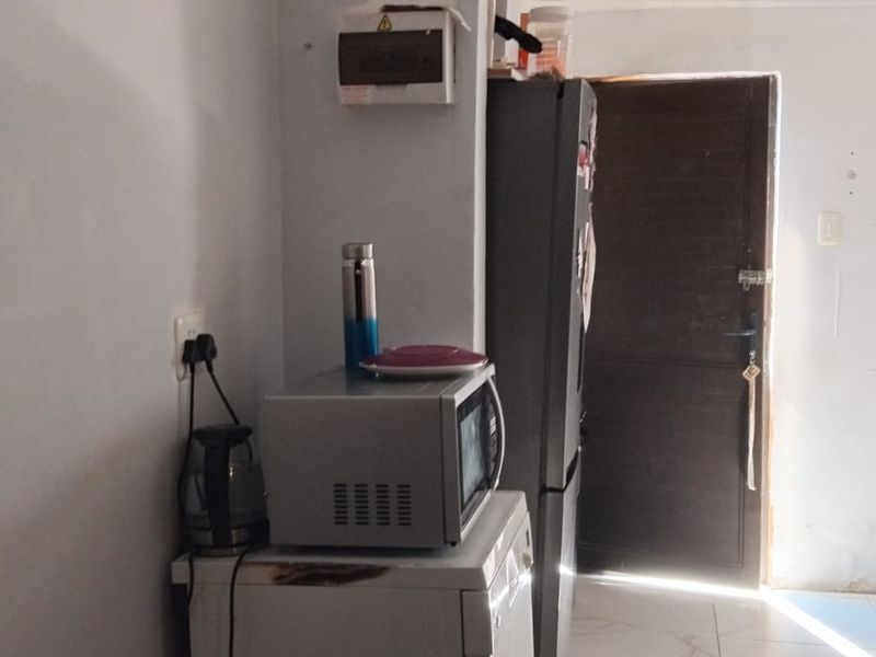 Neat 2-Bedroom Home with Extension – Conveniently Located Near Amenities - Photo 7