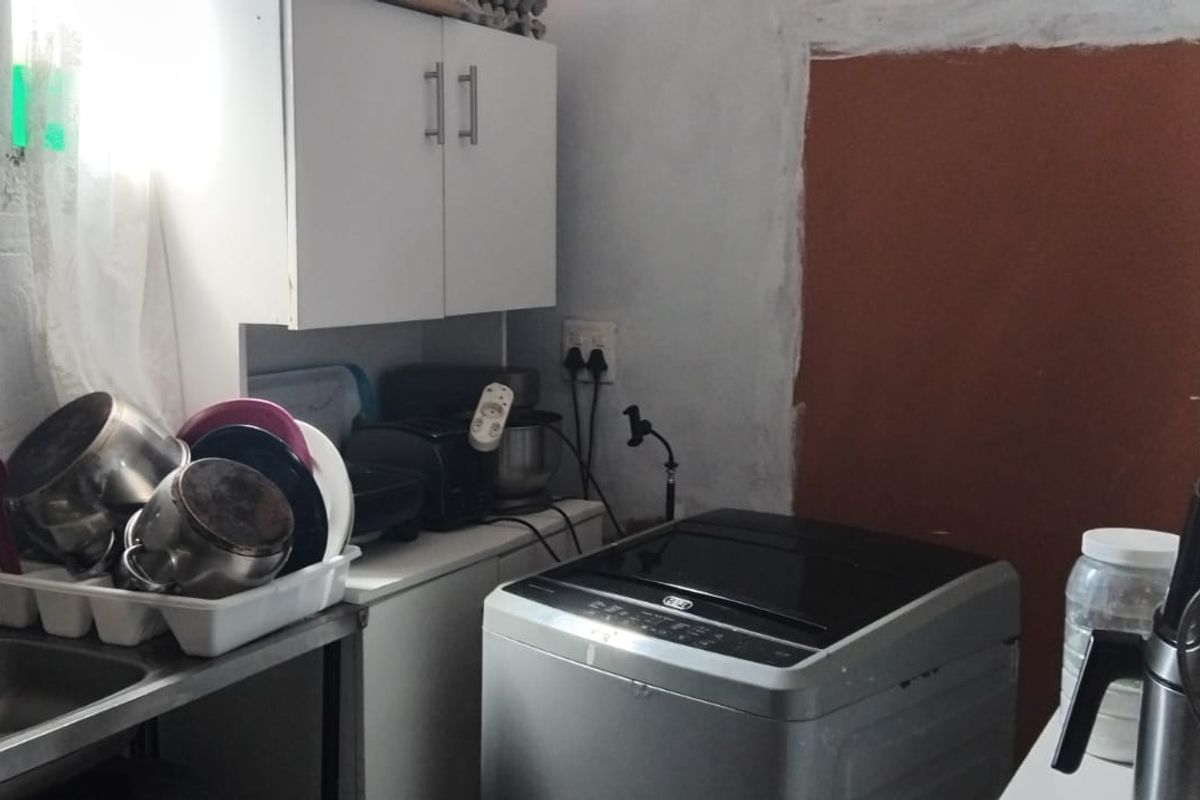 Neat 2-Bedroom Home with Extension – Conveniently Located Near Amenities - Photo 3