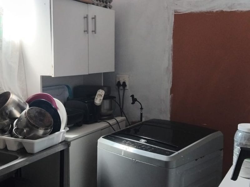 Neat 2-Bedroom Home with Extension – Conveniently Located Near Amenities - Photo 3