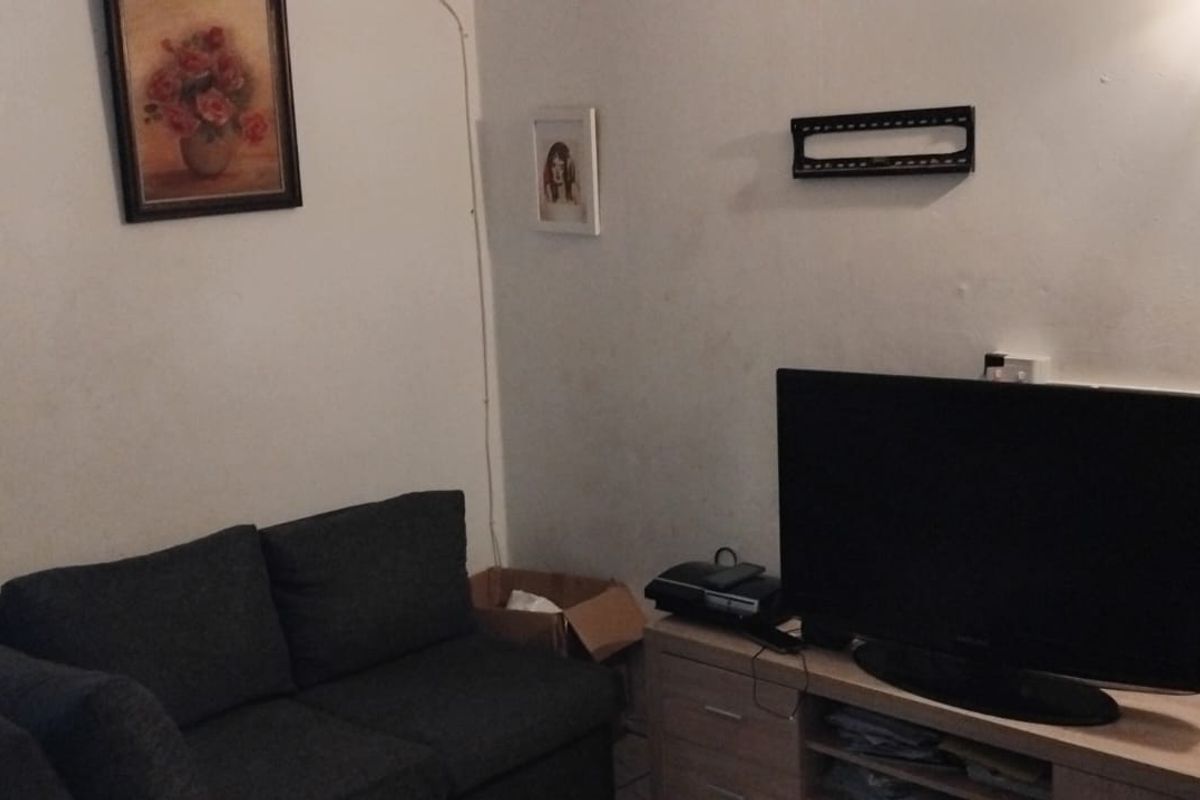 Neat 2-Bedroom Home with Extension – Conveniently Located Near Amenities - Photo 2