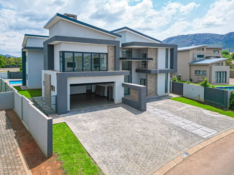 Modern Luxury Living in Gateway Manor – Hartbeespoort - Photo 2