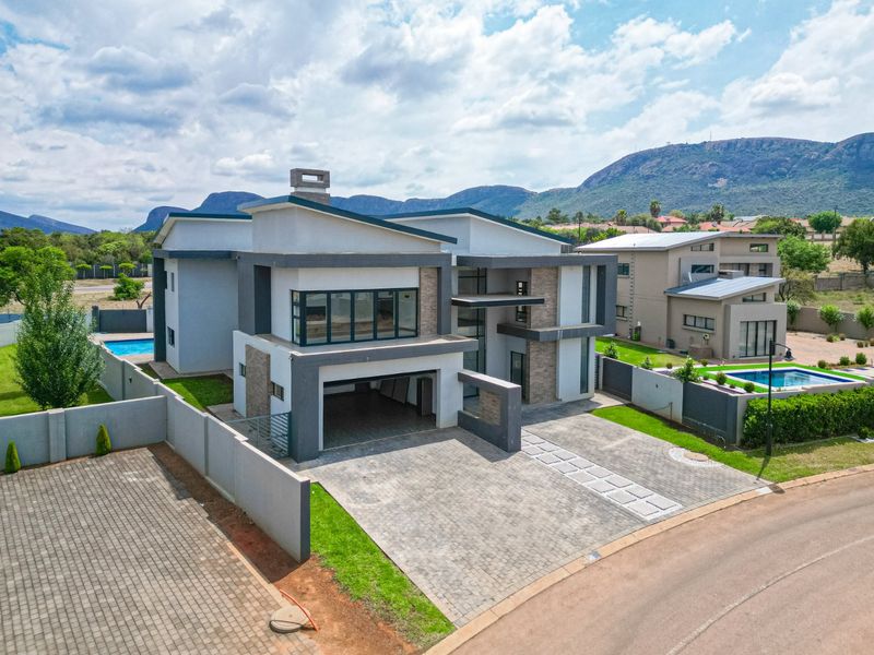 Modern Luxury Living in Gateway Manor – Hartbeespoort - Photo 3