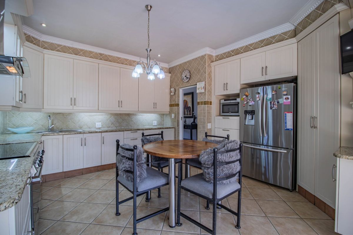 Large 5 bedroom house with a flatlet - Photo 2