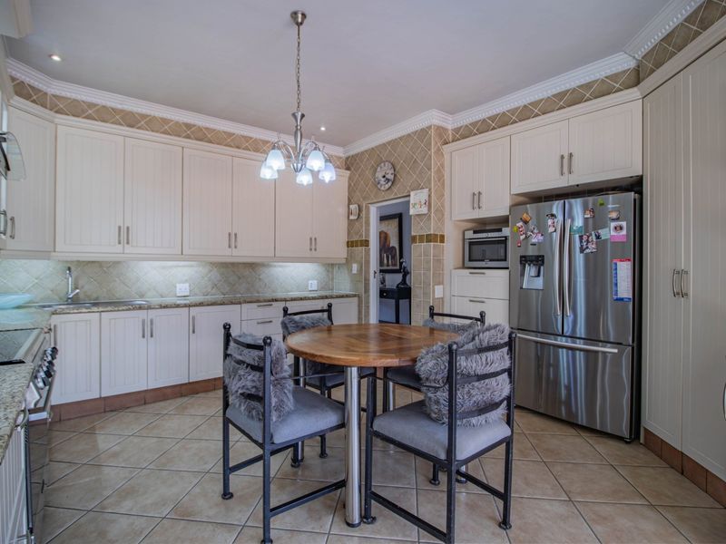 Large 5 bedroom house with a flatlet - Photo 2