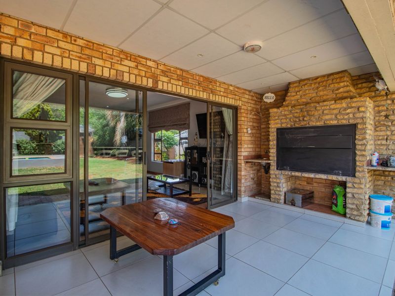 Large 5 bedroom house with a flatlet - Photo 10