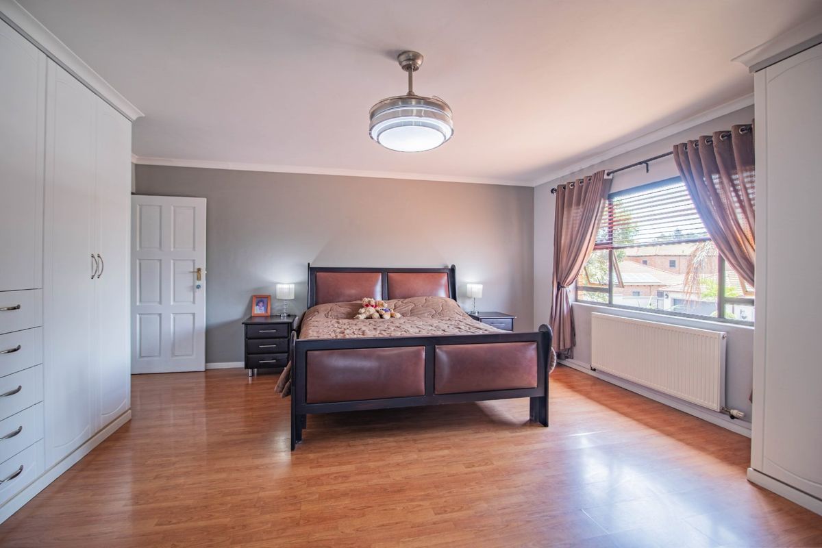 Large 5 bedroom house with a flatlet - Photo 3