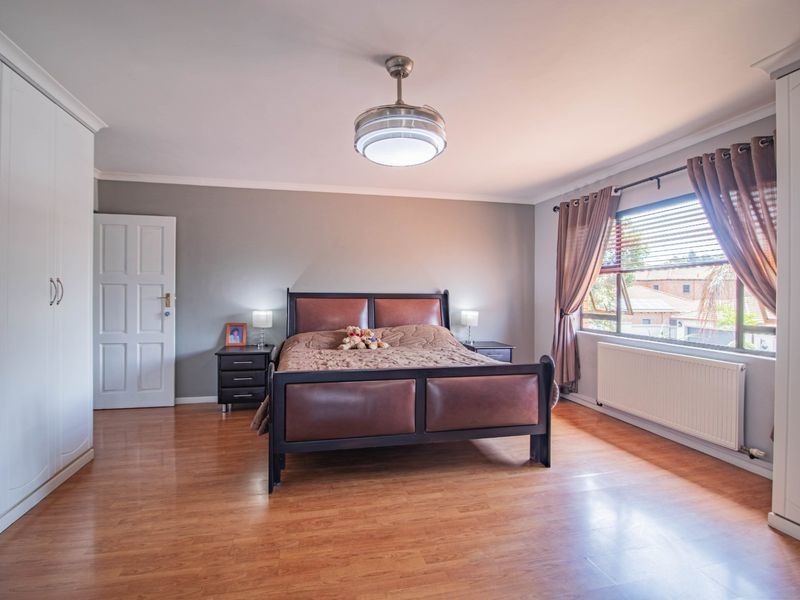 Large 5 bedroom house with a flatlet - Photo 3