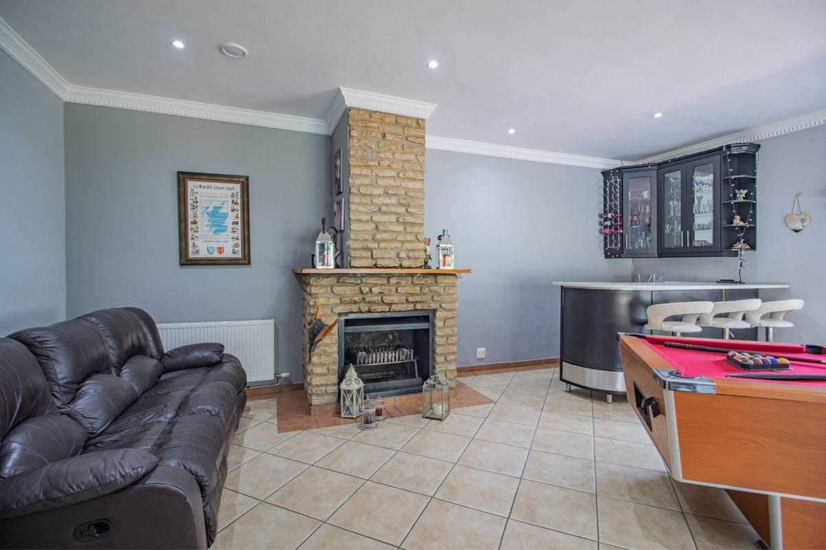 Large 5 bedroom house with a flatlet - Photo 4