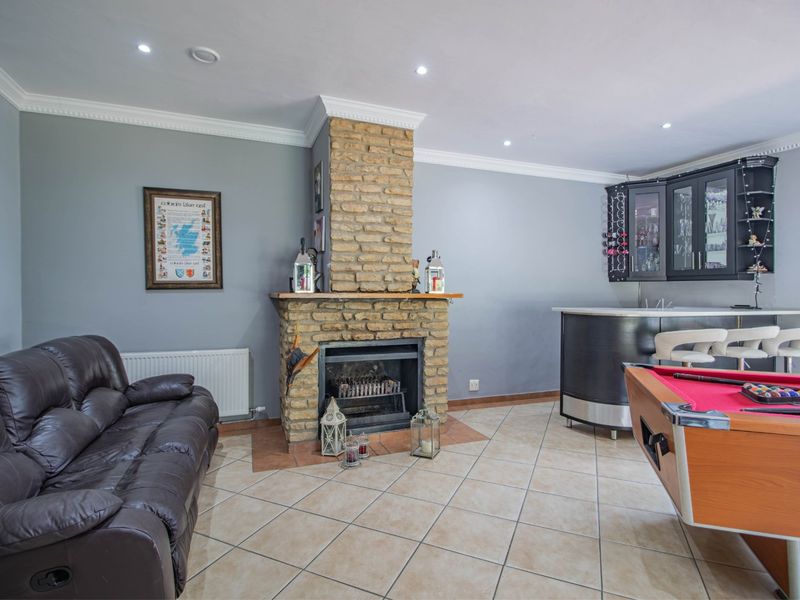 Large 5 bedroom house with a flatlet - Photo 4