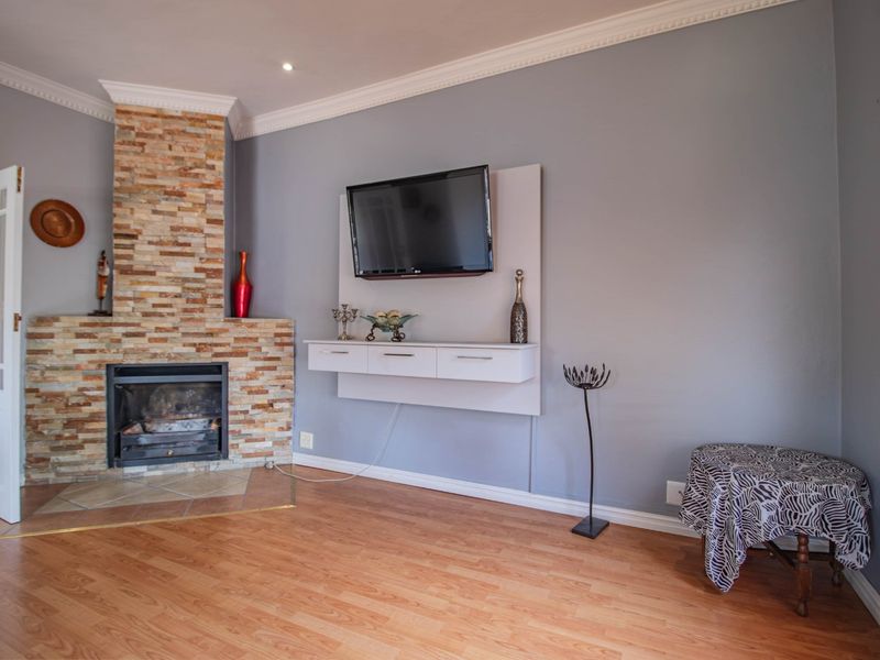 Large 5 bedroom house with a flatlet - Photo 8