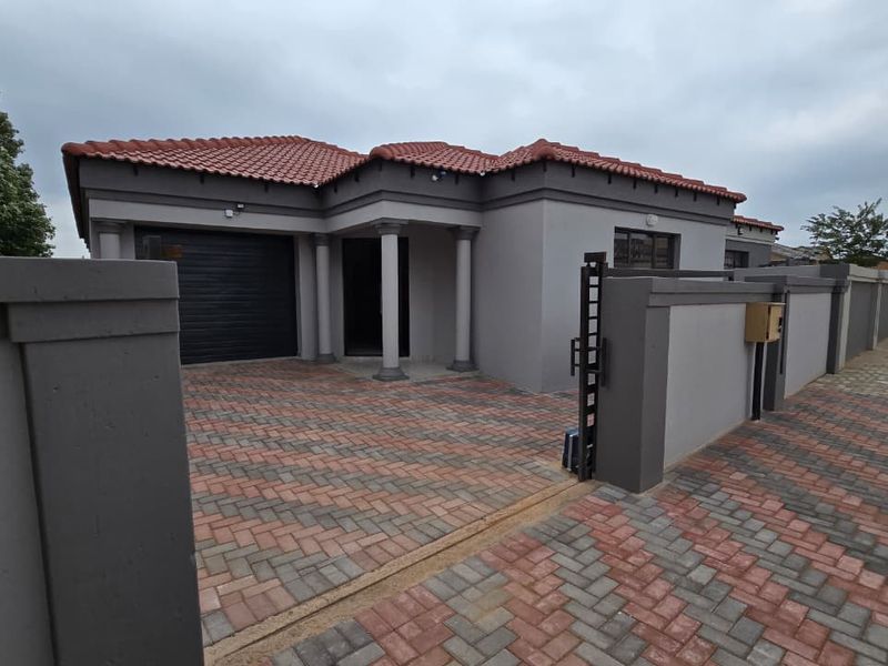 Contemporary styling, neat and spacious Townhouse in New Flamwood. - Photo 2