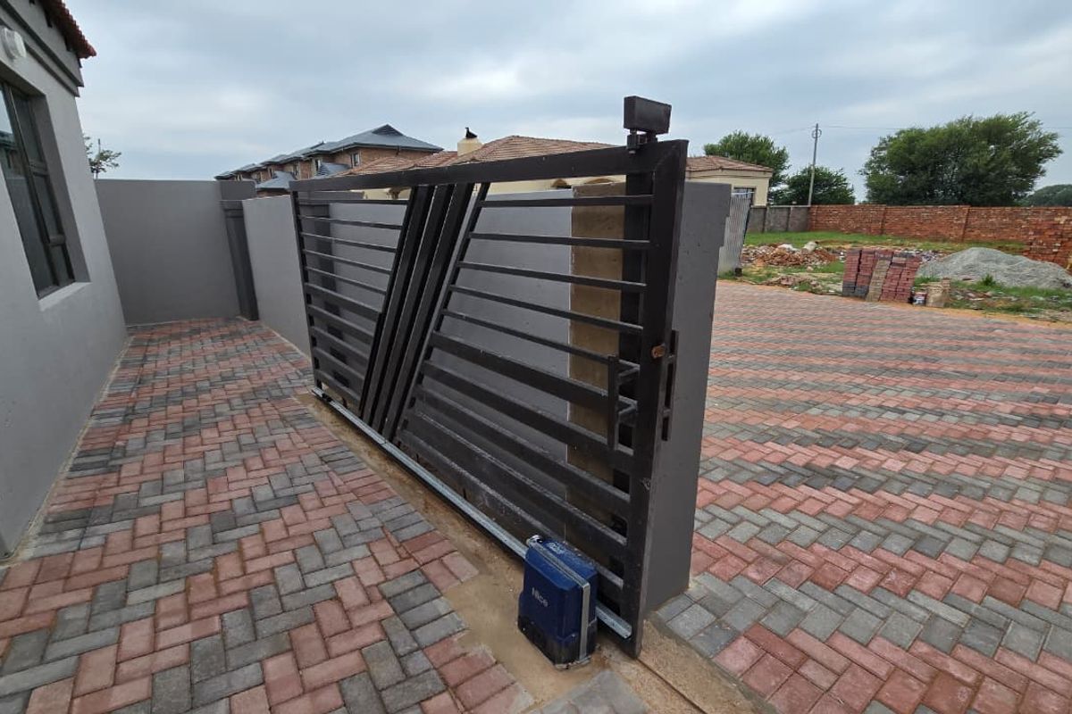 Contemporary styling, neat and spacious Townhouse in New Flamwood. - Photo 3