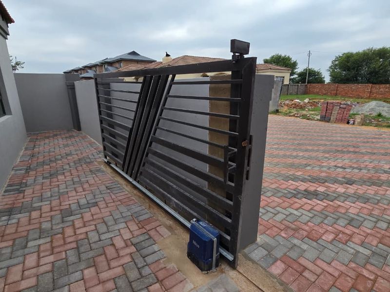 Contemporary styling, neat and spacious Townhouse in New Flamwood. - Photo 3