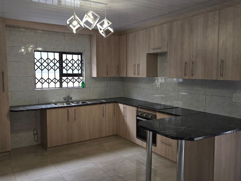 Contemporary styling, neat and spacious Townhouse in New Flamwood. - Photo 4