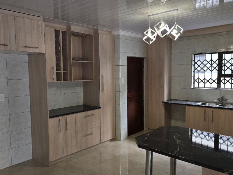 Contemporary styling, neat and spacious Townhouse in New Flamwood. - Photo 5