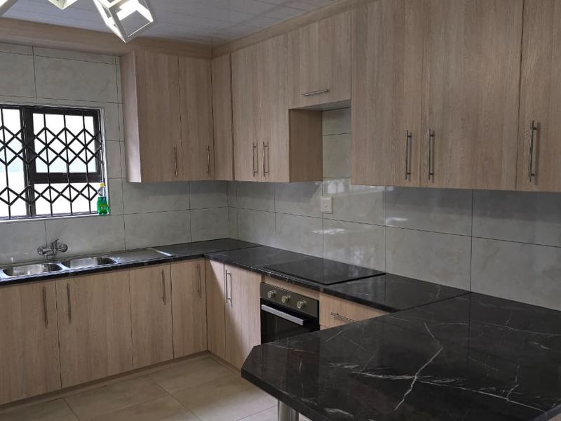 Contemporary styling, neat and spacious Townhouse in New Flamwood. - Photo 6