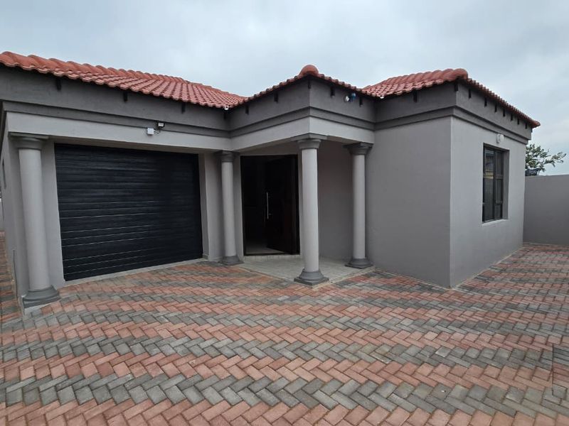 Contemporary styling, neat and spacious Townhouse in New Flamwood. - Photo 1