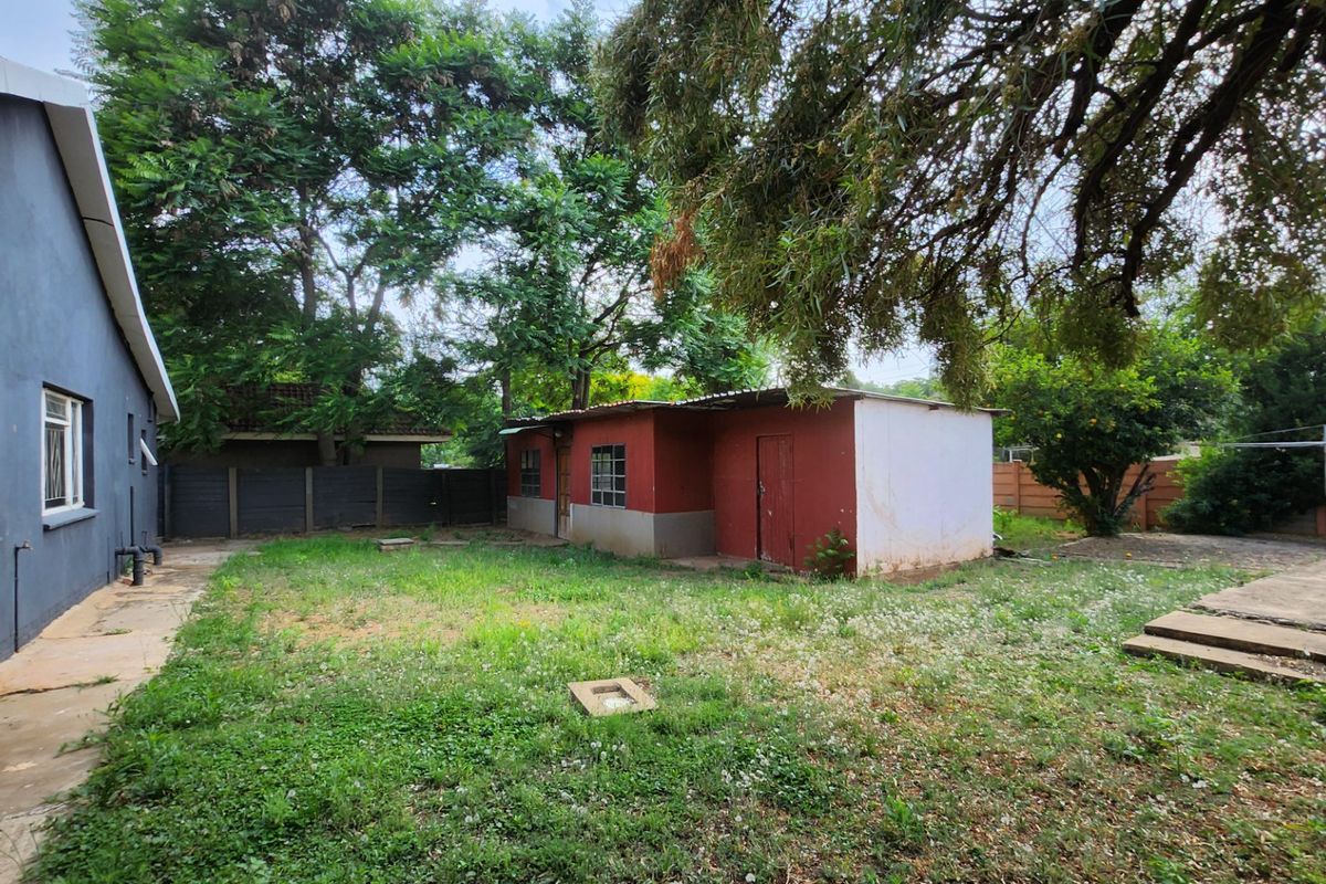 A spacious 4-bedroom, 4-bathroom family home with great potential for renovation and personal touches. - Photo 2