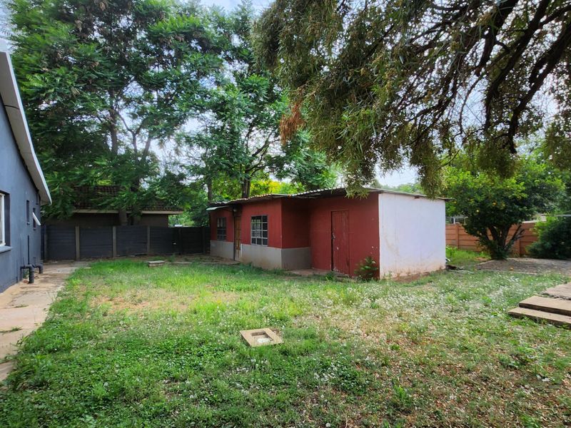 A spacious 4-bedroom, 4-bathroom family home with great potential for renovation and personal touches. - Photo 2