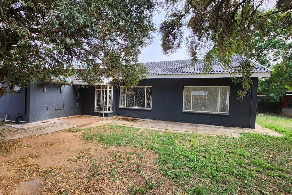 A spacious 4-bedroom, 4-bathroom family home with great potential for renovation and personal touches. - Photo 5