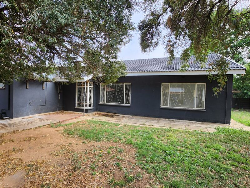 A spacious 4-bedroom, 4-bathroom family home with great potential for renovation and personal touches. - Photo 5