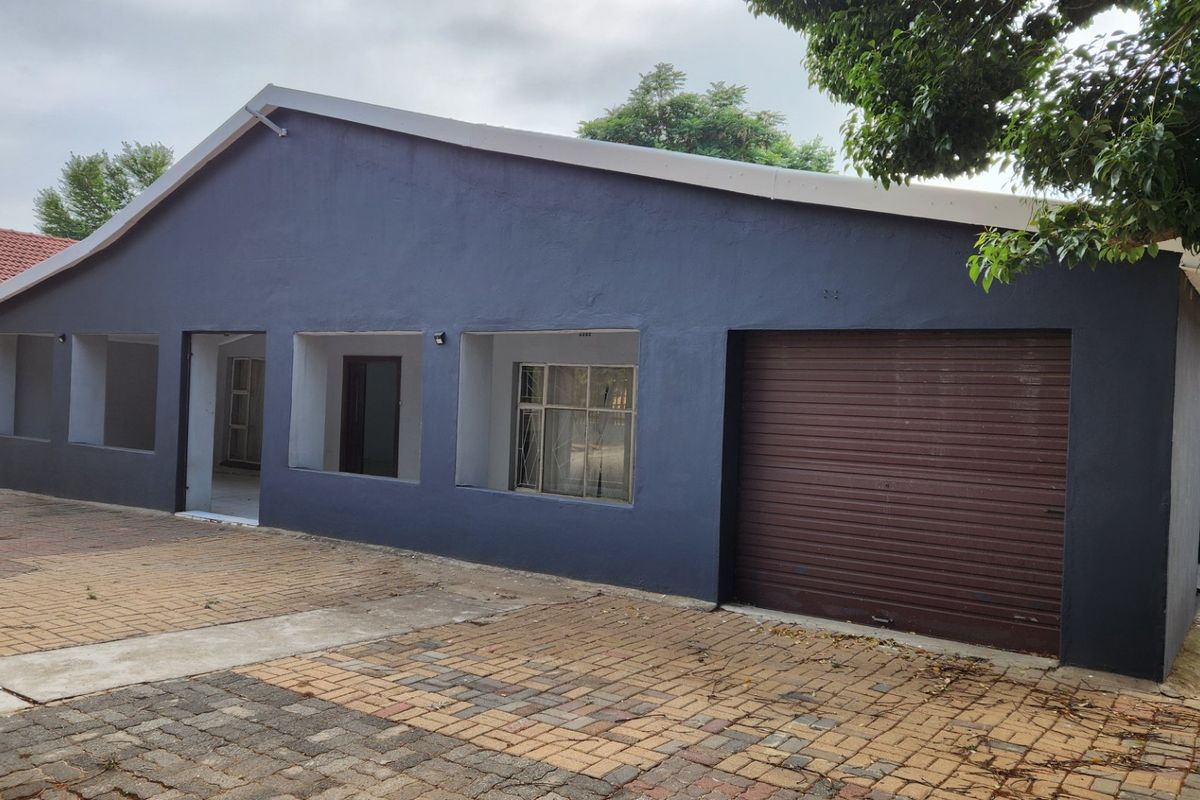 A spacious 4-bedroom, 4-bathroom family home with great potential for renovation and personal touches. - Photo 3