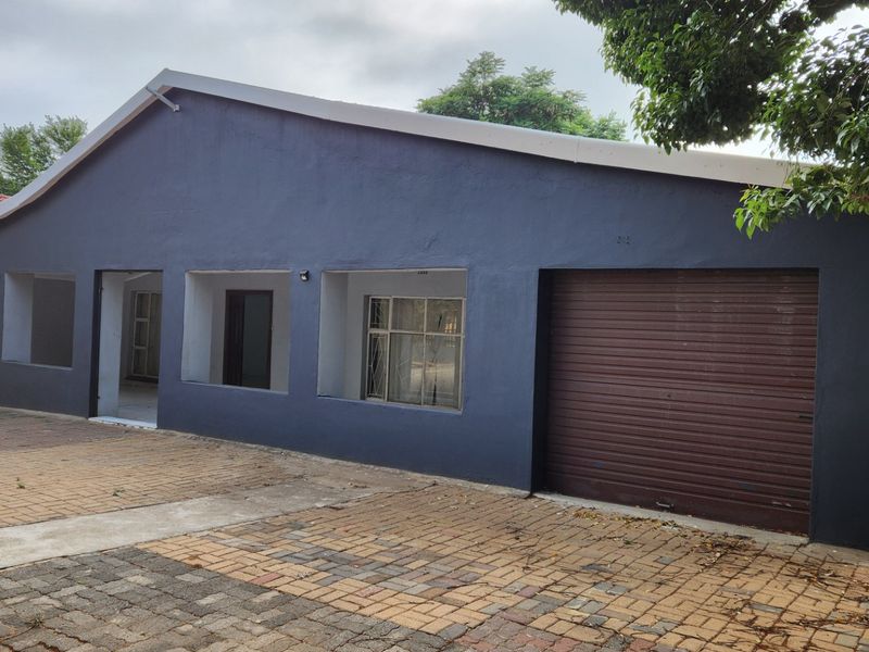 A spacious 4-bedroom, 4-bathroom family home with great potential for renovation and personal touches. - Photo 3