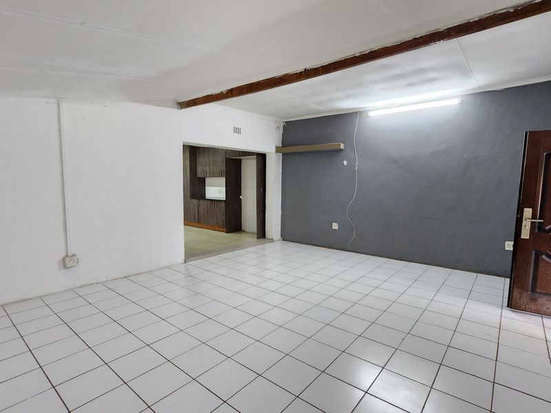 A spacious 4-bedroom, 4-bathroom family home with great potential for renovation and personal touches. - Photo 10