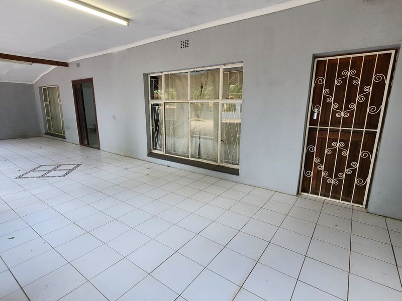 A spacious 4-bedroom, 4-bathroom family home with great potential for renovation and personal touches. - Photo 9