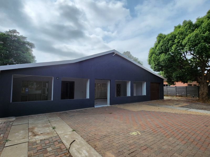 A spacious 4-bedroom, 4-bathroom family home with great potential for renovation and personal touches. - Photo 7