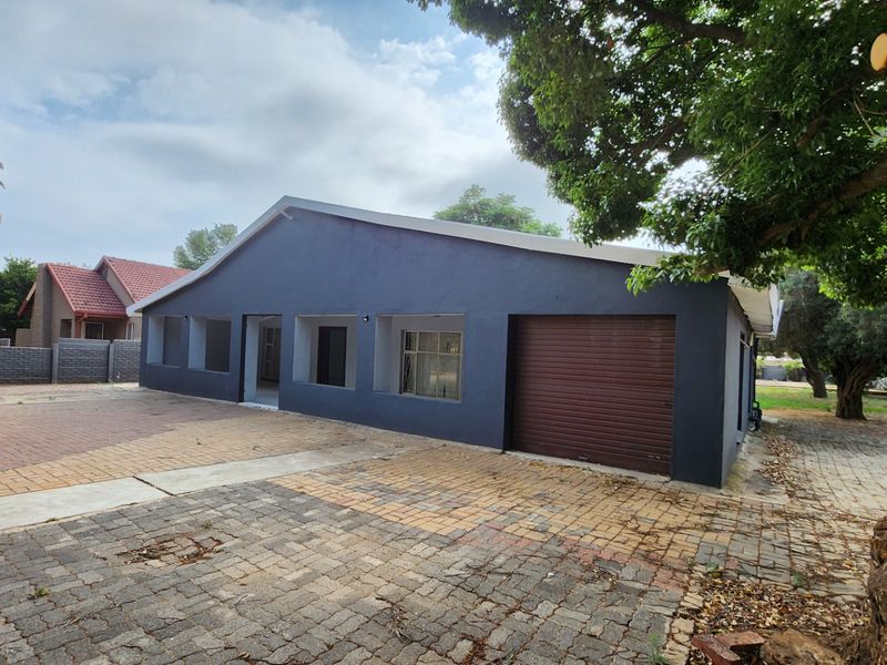 A spacious 4-bedroom, 4-bathroom family home with great potential for renovation and personal touches. - Photo 8