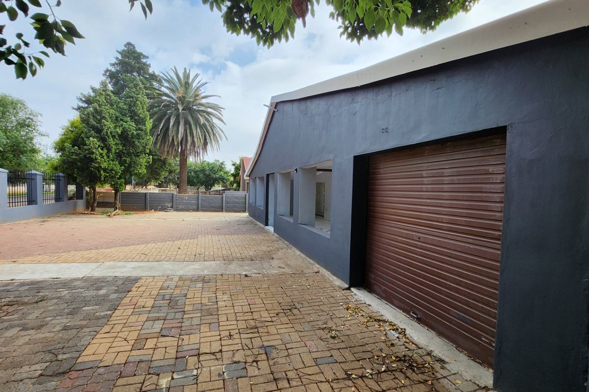 A spacious 4-bedroom, 4-bathroom family home with great potential for renovation and personal touches. - Photo 4