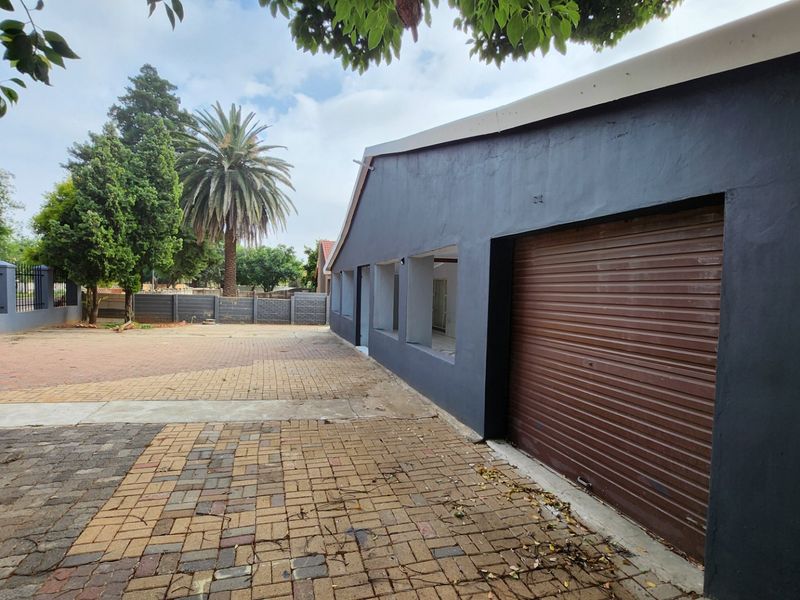 A spacious 4-bedroom, 4-bathroom family home with great potential for renovation and personal touches. - Photo 4