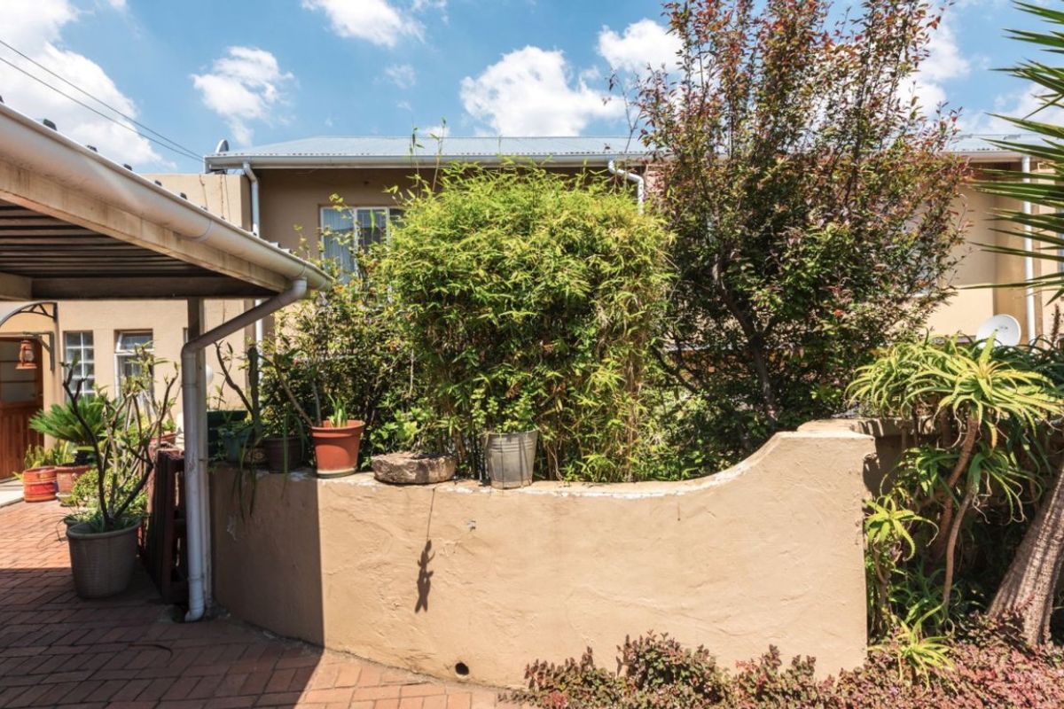 2 Bed Duplex For Sale – Secure, Pet-Friendly Home with Outdoor Space - Photo 2