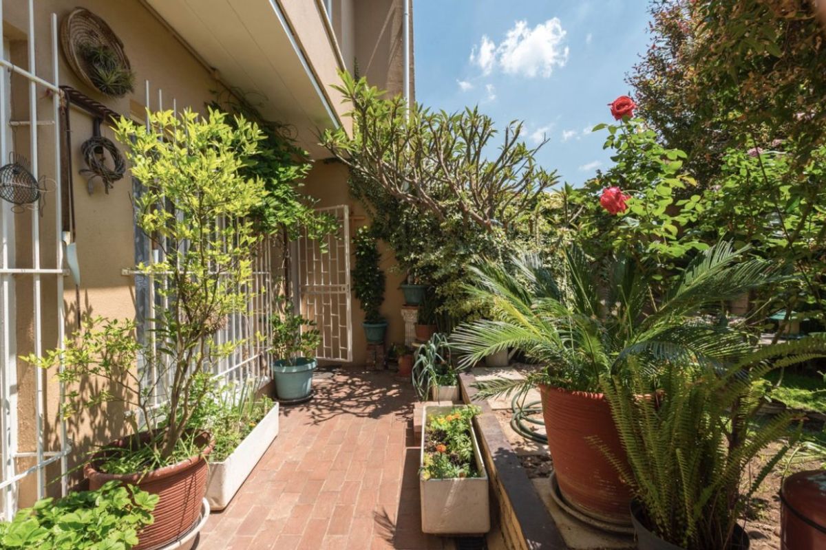 2 Bed Duplex For Sale – Secure, Pet-Friendly Home with Outdoor Space - Photo 4