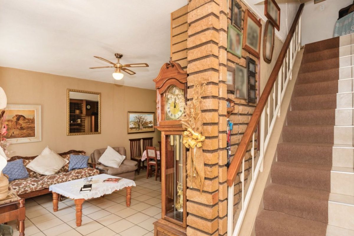 2 Bed Duplex For Sale – Secure, Pet-Friendly Home with Outdoor Space - Photo 2