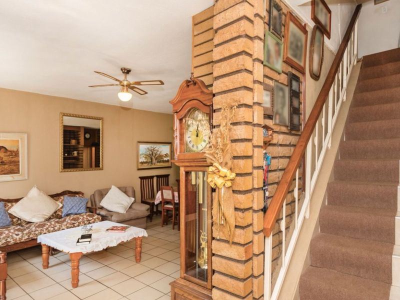 2 Bed Duplex For Sale – Secure, Pet-Friendly Home with Outdoor Space - Photo 2