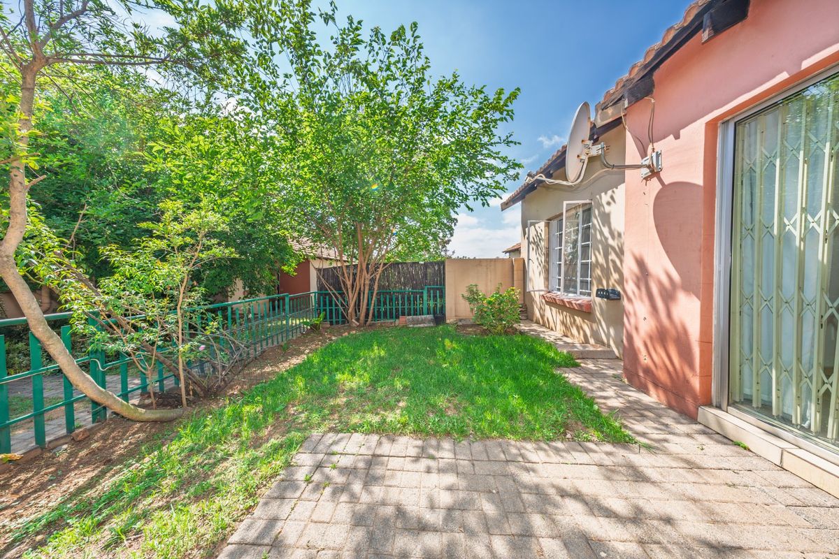 Stunning 3 Bedroom Duplex in Greenstone View Complex  - Photo 2