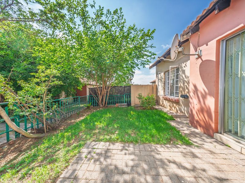 Stunning 3 Bedroom Duplex in Greenstone View Complex  - Photo 2