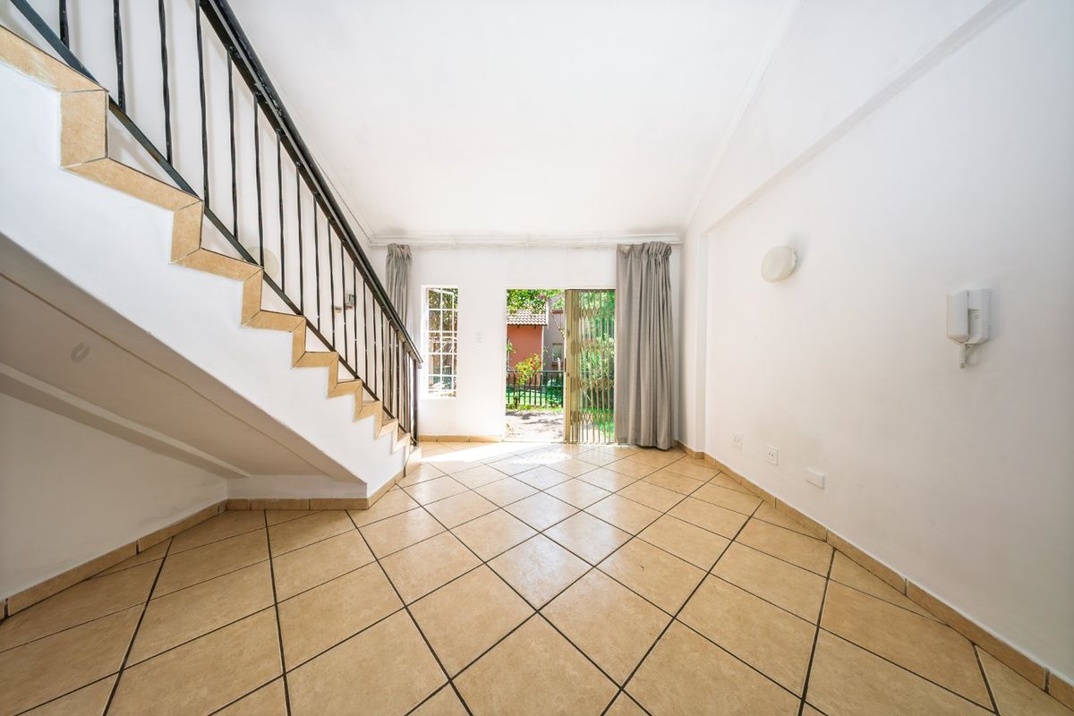 Stunning 3 Bedroom Duplex in Greenstone View Complex  - Photo 3