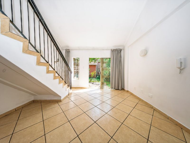 Stunning 3 Bedroom Duplex in Greenstone View Complex  - Photo 3