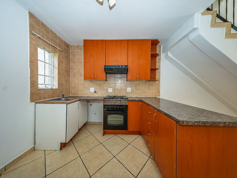 Stunning 3 Bedroom Duplex in Greenstone View Complex  - Photo 7