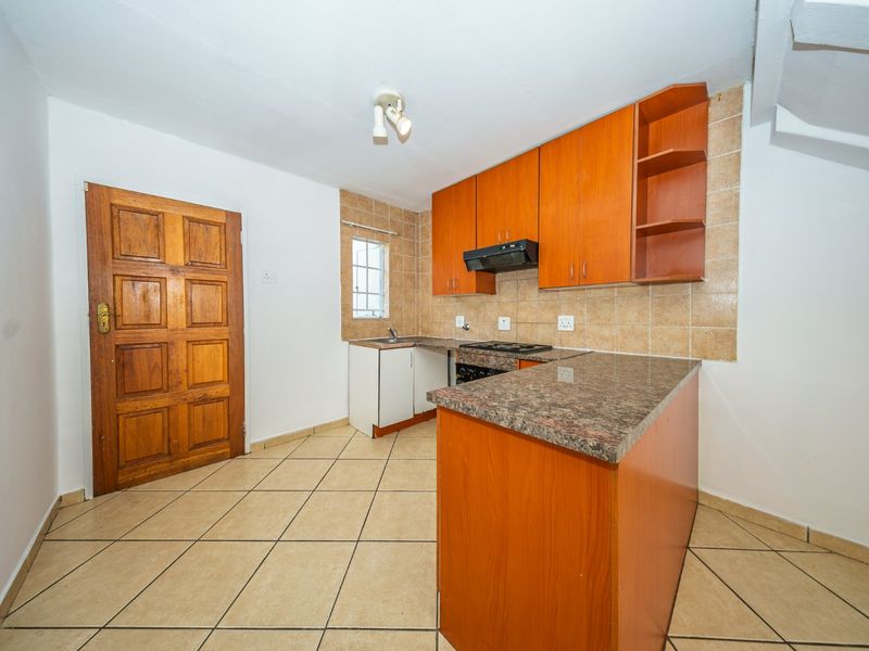 Stunning 3 Bedroom Duplex in Greenstone View Complex  - Photo 6
