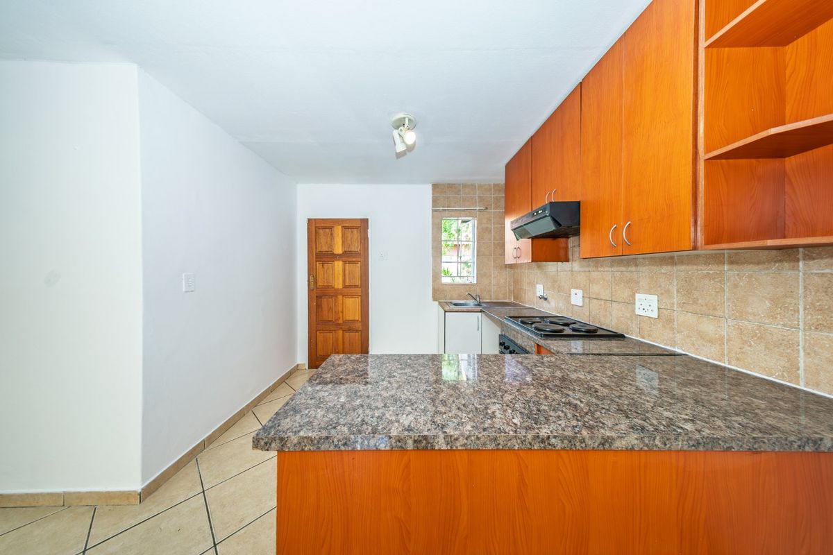 Stunning 3 Bedroom Duplex in Greenstone View Complex  - Photo 5