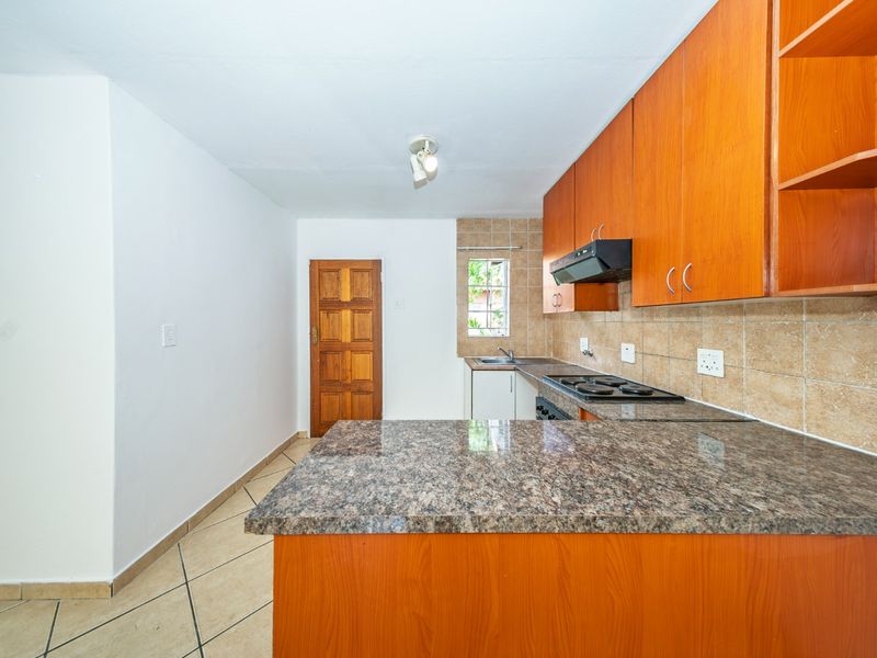 Stunning 3 Bedroom Duplex in Greenstone View Complex  - Photo 5