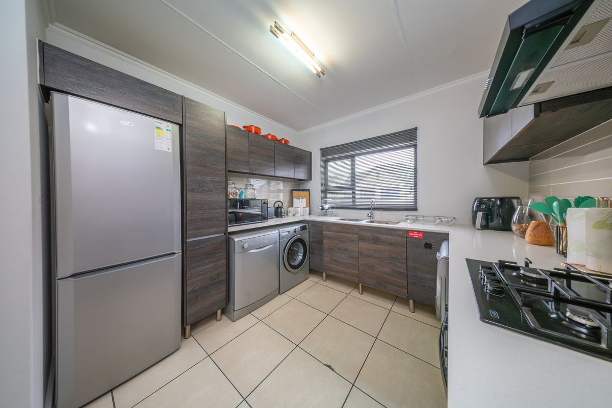 Stylish 2 Bedroom Apartment in Greenstone Crest | Greenstone Hill - Photo 5