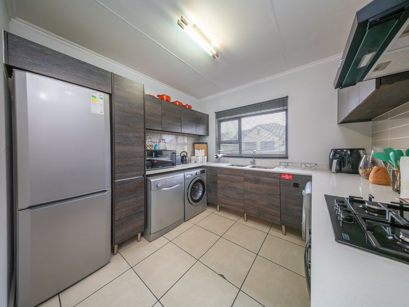 Stylish 2 Bedroom Apartment in Greenstone Crest | Greenstone Hill - Photo 5