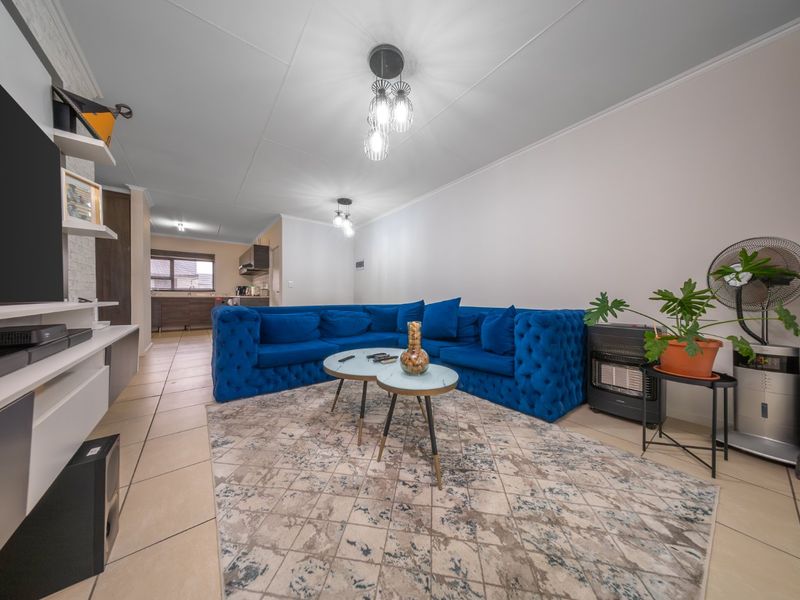 Stylish 2 Bedroom Apartment in Greenstone Crest | Greenstone Hill - Photo 3