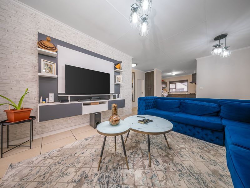 Stylish 2 Bedroom Apartment in Greenstone Crest | Greenstone Hill - Photo 2